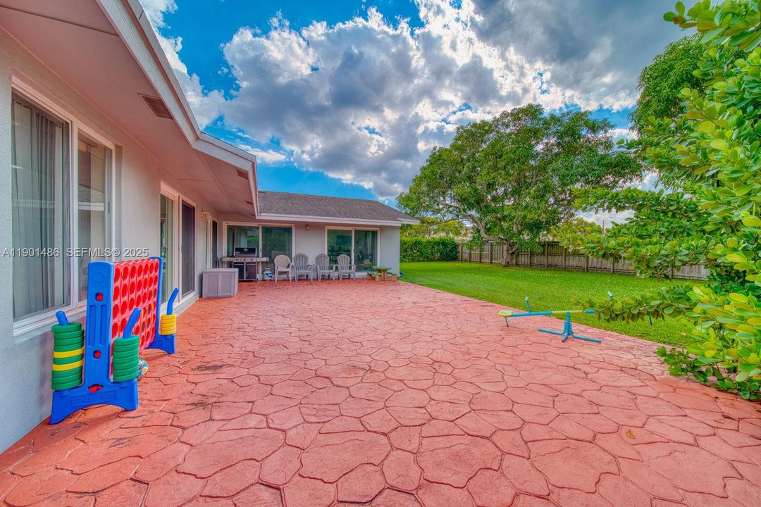 For Sale: $1,000,000 (4 beds, 2 baths, 2066 Square Feet)