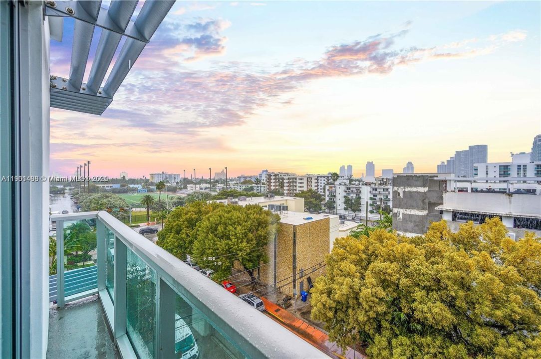 For Sale: $348,000 (1 beds, 1 baths, 504 Square Feet)