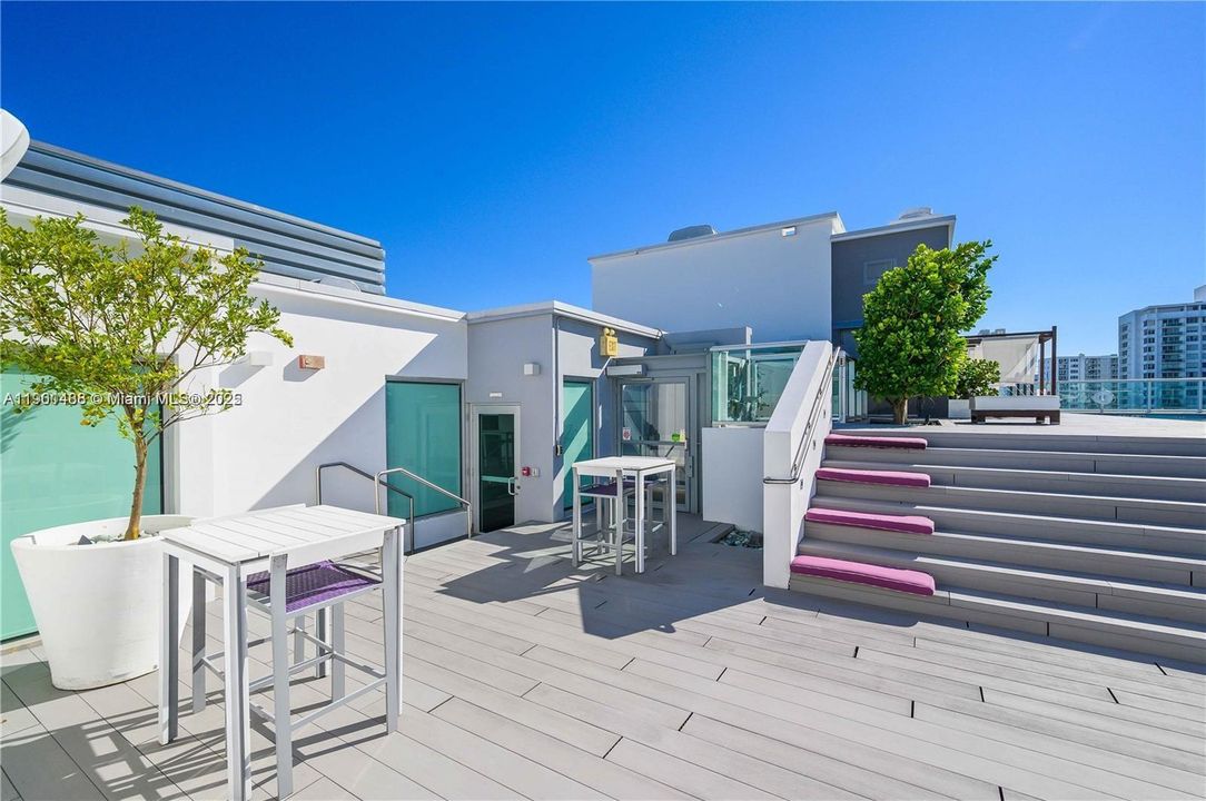 For Sale: $348,000 (1 beds, 1 baths, 504 Square Feet)