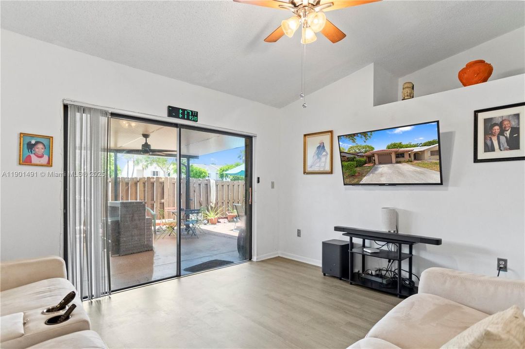 En Venta: $520,000 (3 camas, 2 baños, 1612 Pies cuadrados)