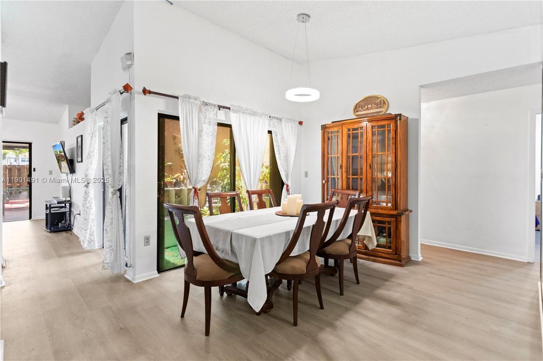 En Venta: $520,000 (3 camas, 2 baños, 1612 Pies cuadrados)