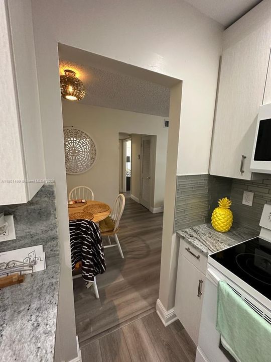 For Rent: $1,800 (2 beds, 1 baths, 875 Square Feet)