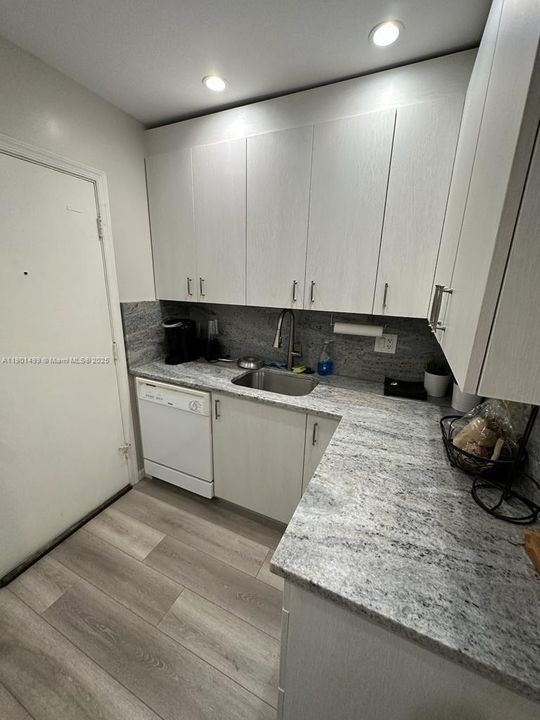 For Rent: $1,800 (2 beds, 1 baths, 875 Square Feet)