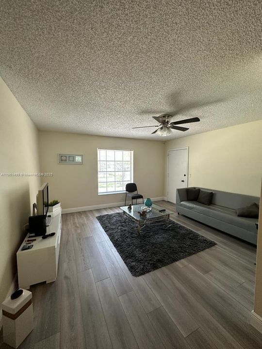 For Rent: $1,800 (2 beds, 1 baths, 875 Square Feet)