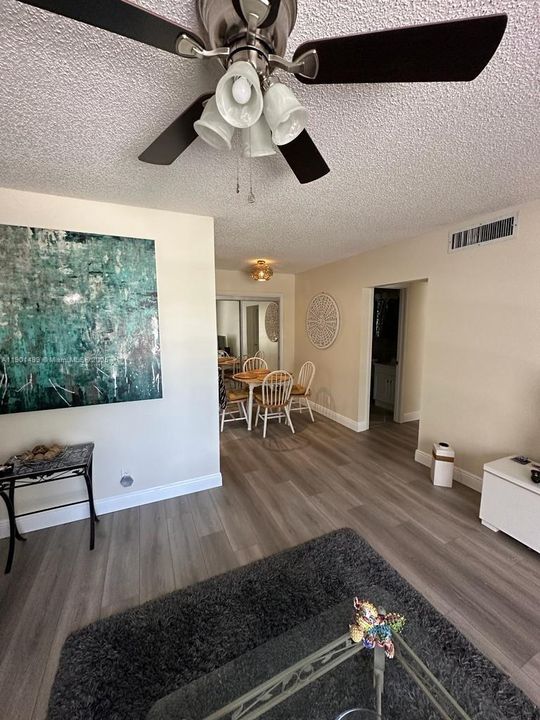 For Rent: $1,800 (2 beds, 1 baths, 875 Square Feet)