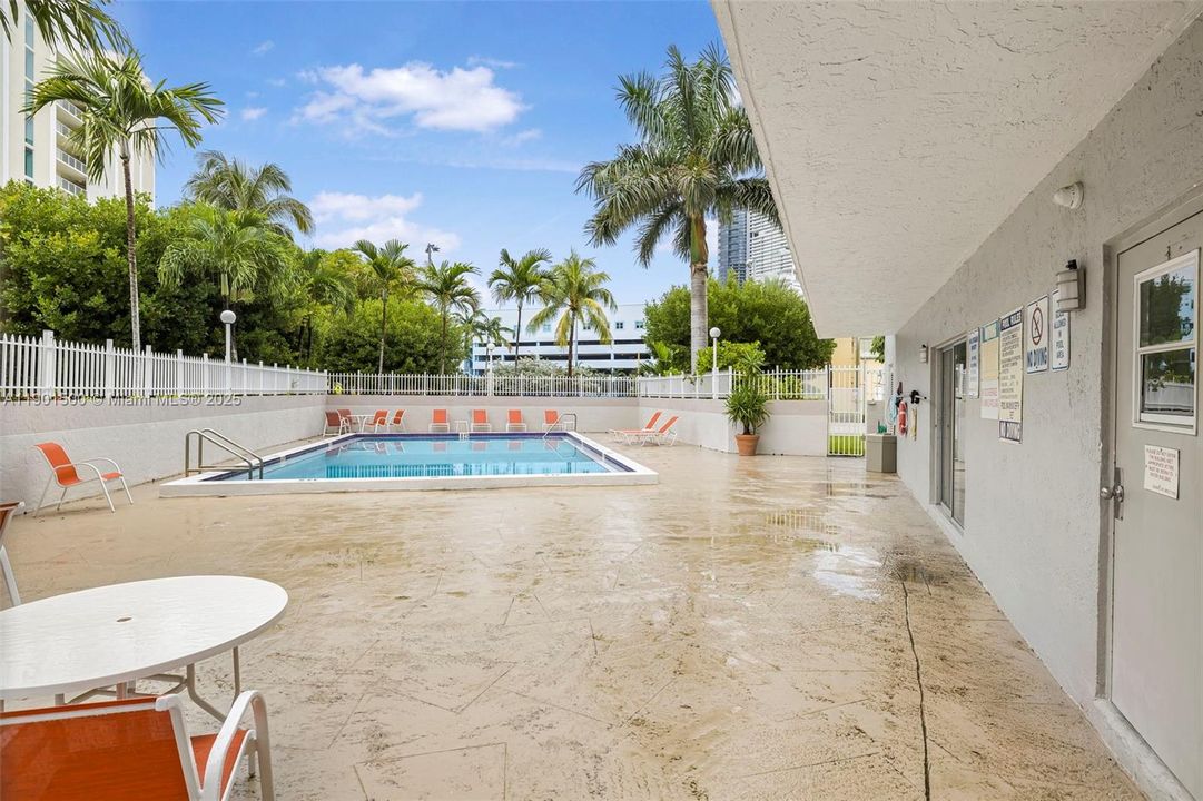 For Sale: $389,000 (2 beds, 2 baths, 970 Square Feet)