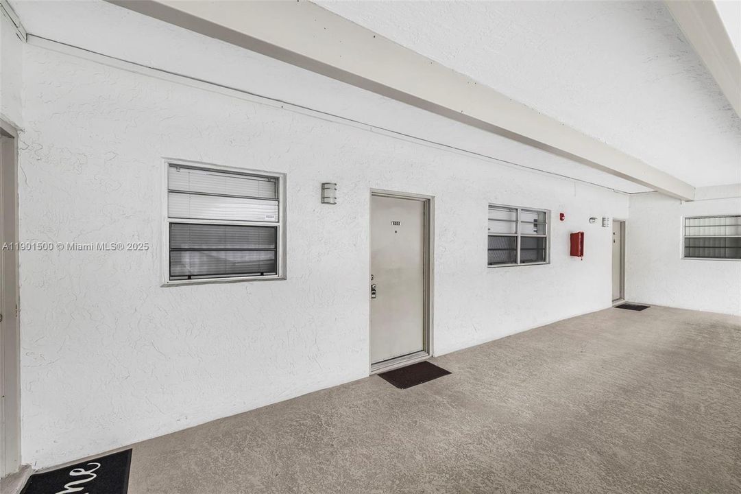 For Sale: $389,000 (2 beds, 2 baths, 970 Square Feet)