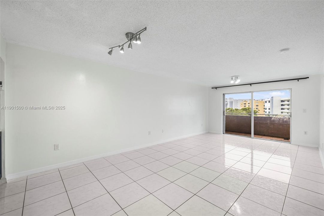 For Sale: $389,000 (2 beds, 2 baths, 970 Square Feet)