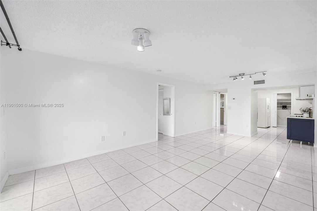 For Sale: $389,000 (2 beds, 2 baths, 970 Square Feet)