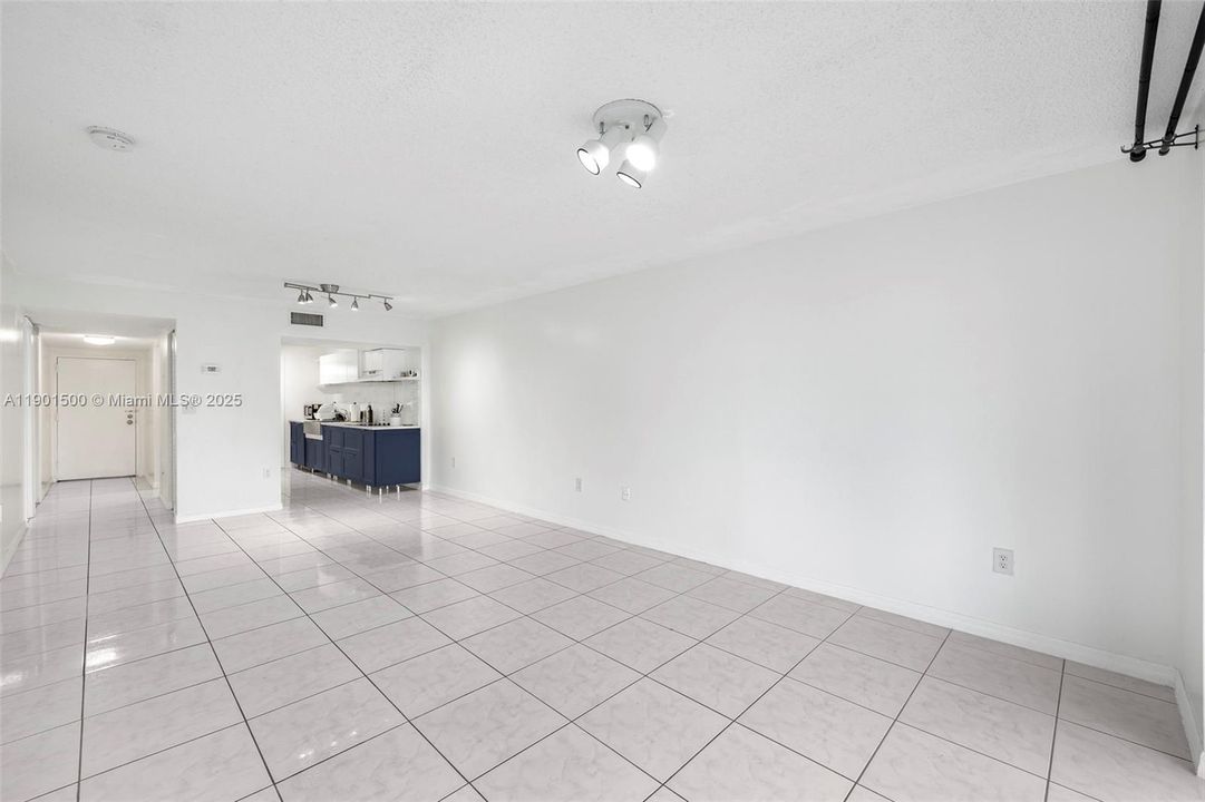 For Sale: $389,000 (2 beds, 2 baths, 970 Square Feet)