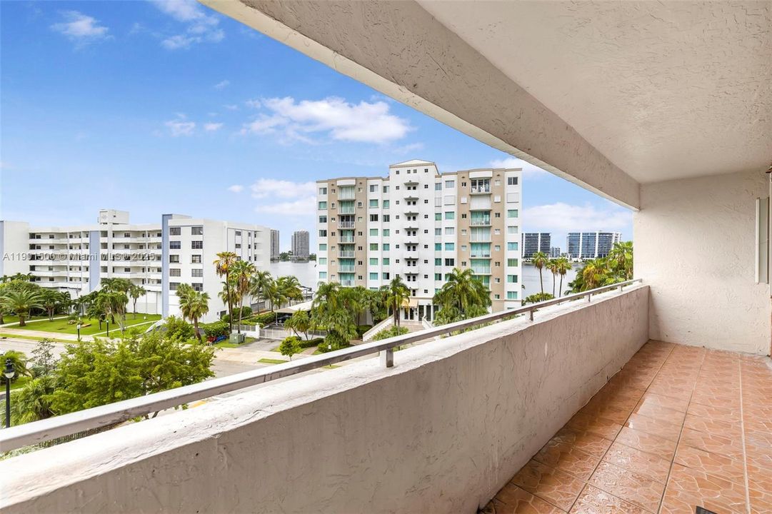 For Sale: $389,000 (2 beds, 2 baths, 970 Square Feet)