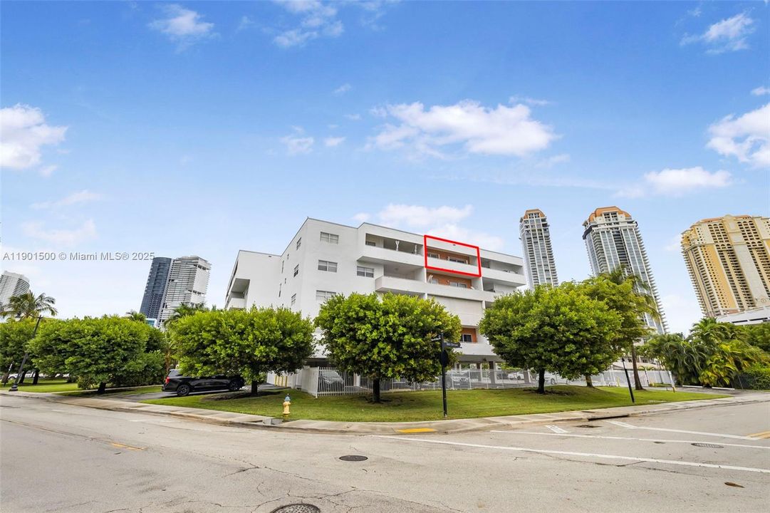 For Sale: $389,000 (2 beds, 2 baths, 970 Square Feet)