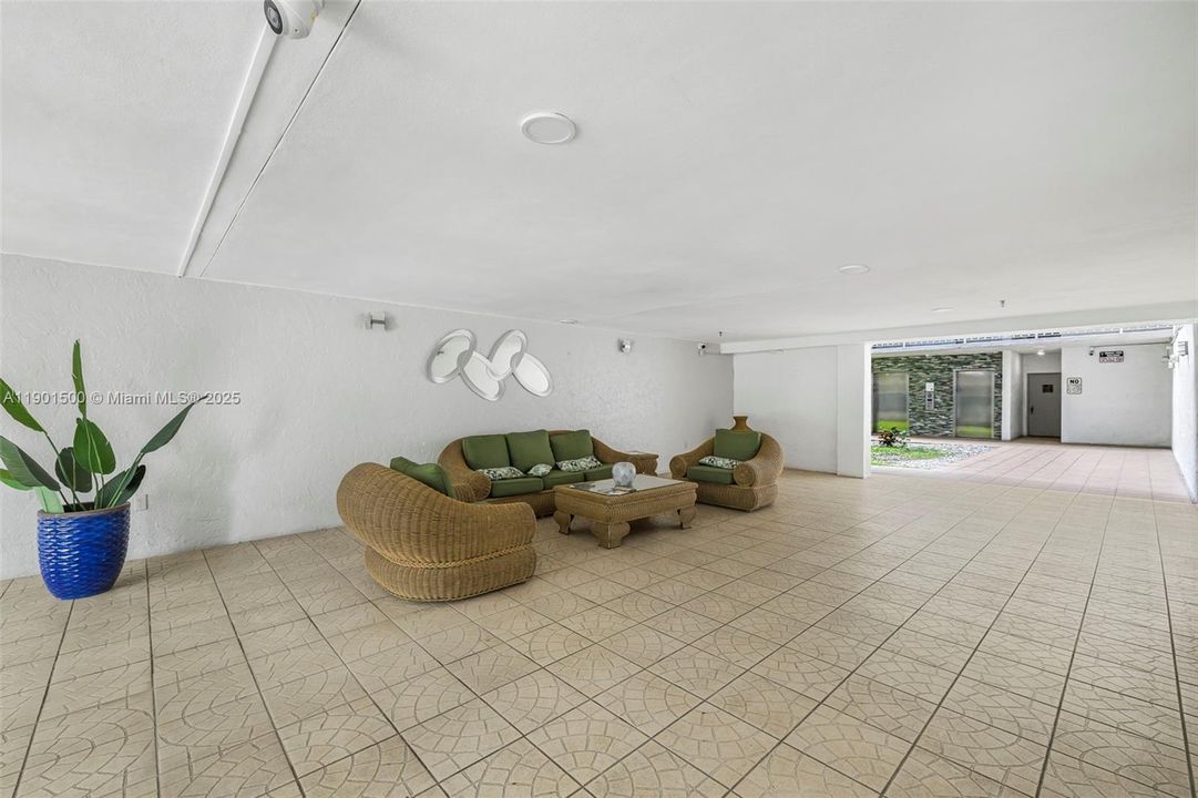 For Sale: $389,000 (2 beds, 2 baths, 970 Square Feet)