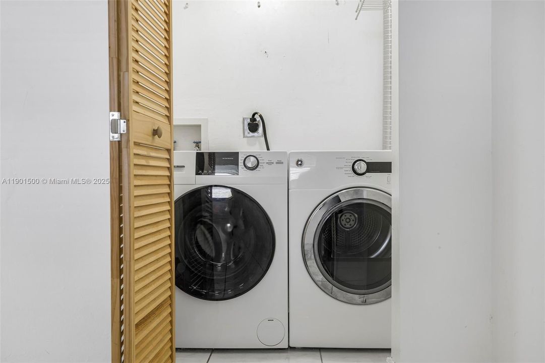 For Sale: $389,000 (2 beds, 2 baths, 970 Square Feet)