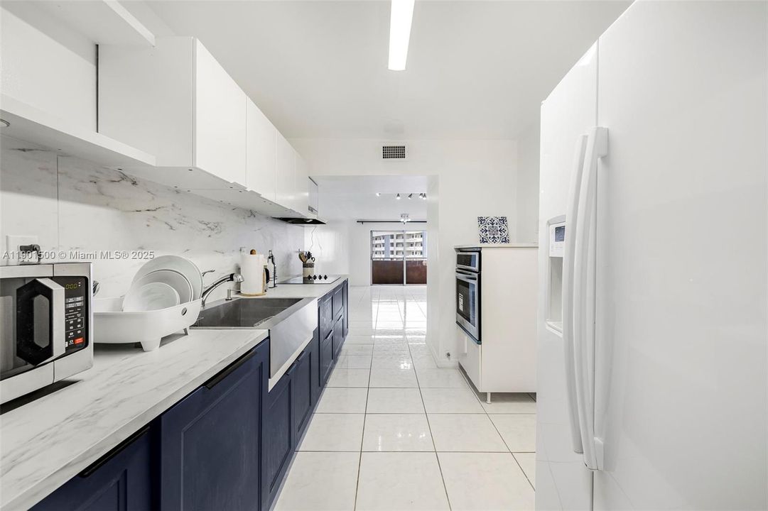 For Sale: $389,000 (2 beds, 2 baths, 970 Square Feet)