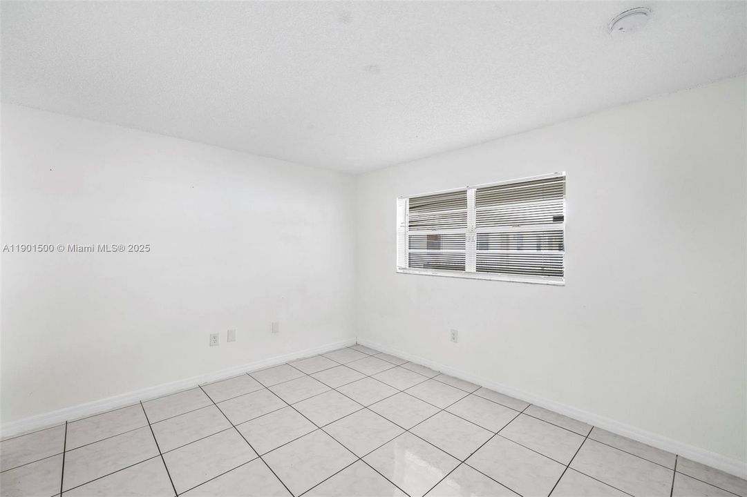 For Sale: $389,000 (2 beds, 2 baths, 970 Square Feet)