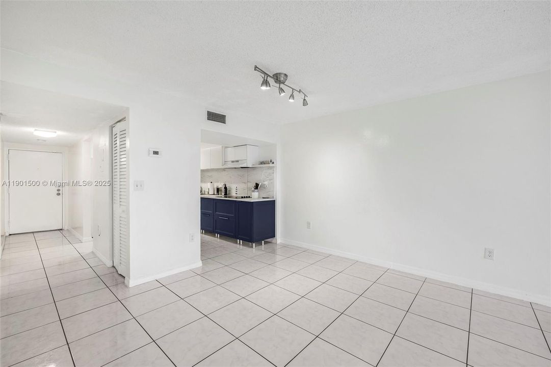 For Sale: $389,000 (2 beds, 2 baths, 970 Square Feet)