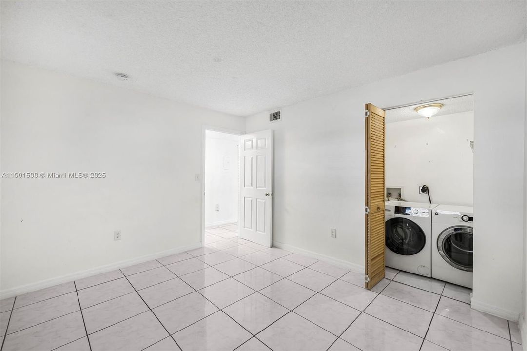 For Sale: $389,000 (2 beds, 2 baths, 970 Square Feet)