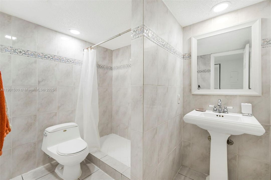 For Sale: $389,000 (2 beds, 2 baths, 970 Square Feet)