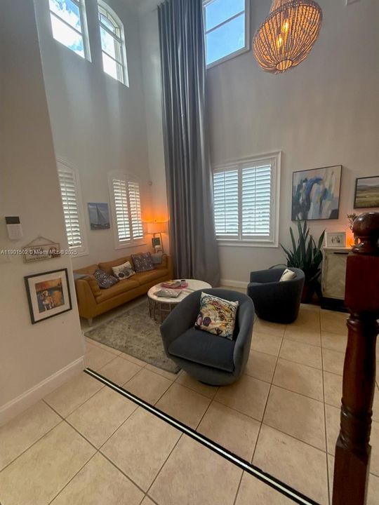 最近售出: $850,000 (5 贝兹, 3 浴室, 2962 平方英尺)