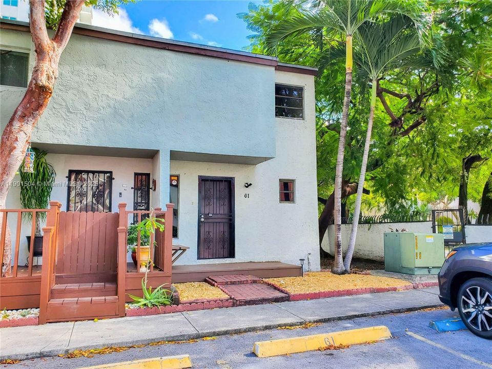 For Rent: $2,400 (2 beds, 1 baths, 1000 Square Feet)