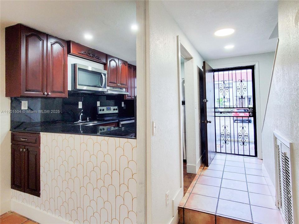 For Rent: $2,400 (2 beds, 1 baths, 1000 Square Feet)