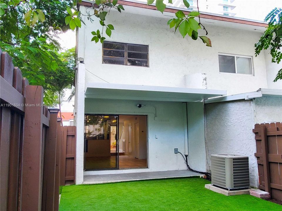 For Rent: $2,400 (2 beds, 1 baths, 1000 Square Feet)