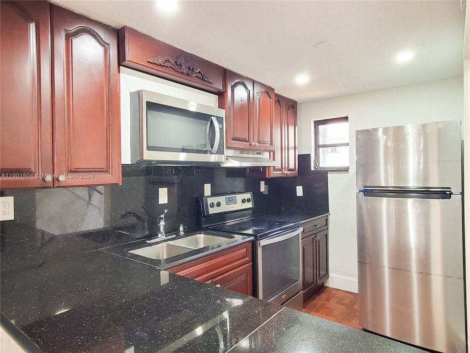 For Rent: $2,400 (2 beds, 1 baths, 1000 Square Feet)