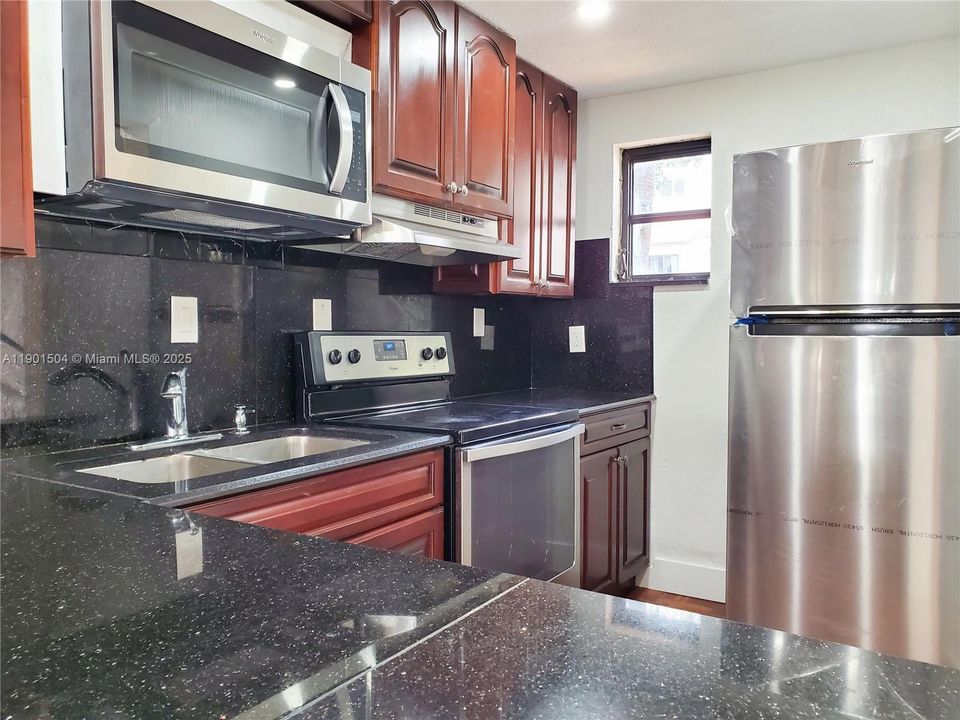 For Rent: $2,400 (2 beds, 1 baths, 1000 Square Feet)