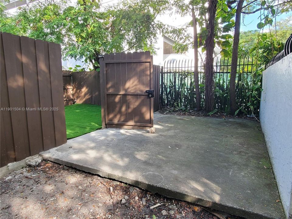 For Rent: $2,400 (2 beds, 1 baths, 1000 Square Feet)