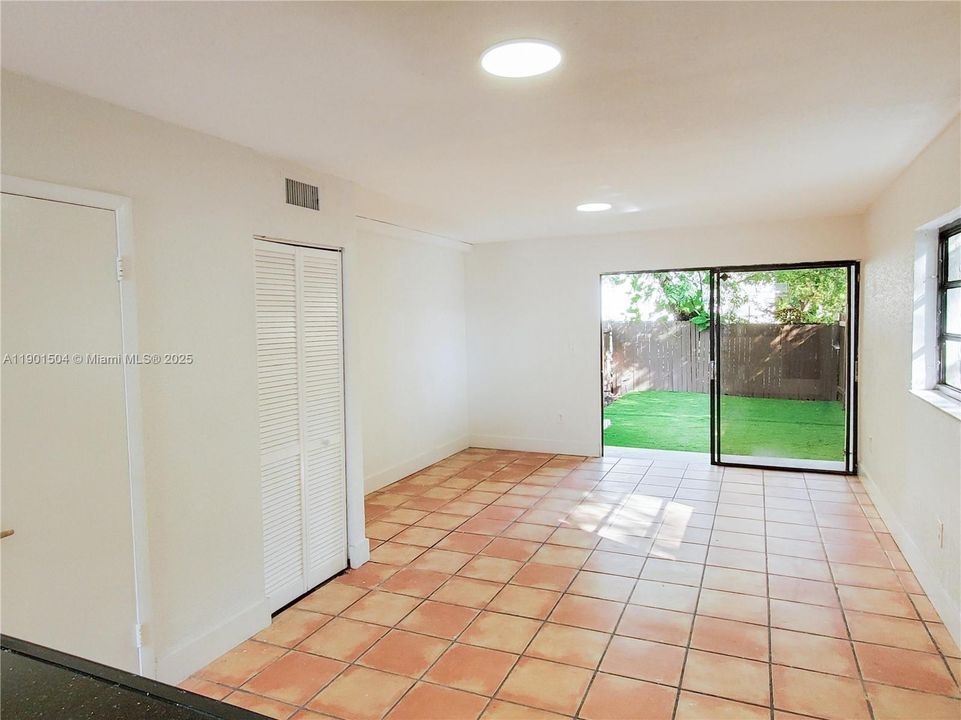 For Rent: $2,400 (2 beds, 1 baths, 1000 Square Feet)
