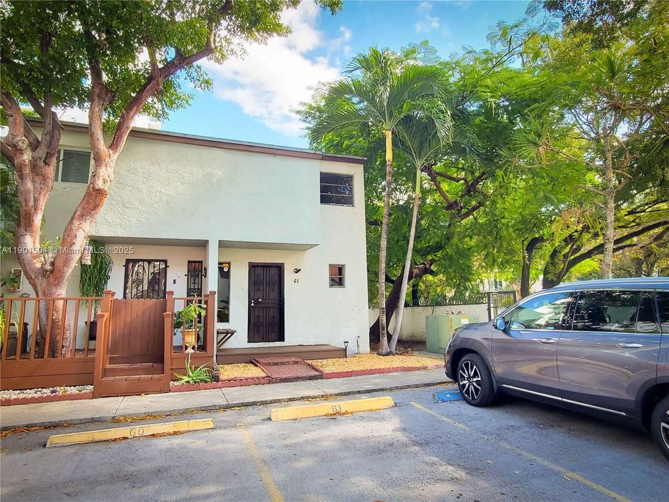 For Rent: $2,400 (2 beds, 1 baths, 1000 Square Feet)