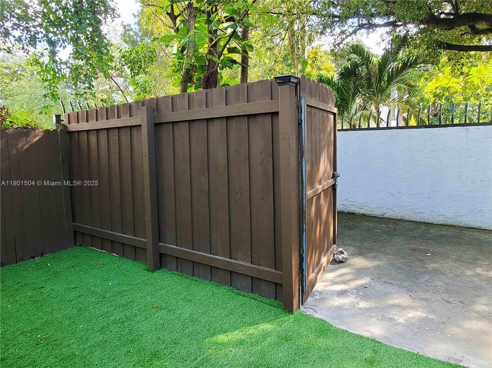 For Rent: $2,400 (2 beds, 1 baths, 1000 Square Feet)