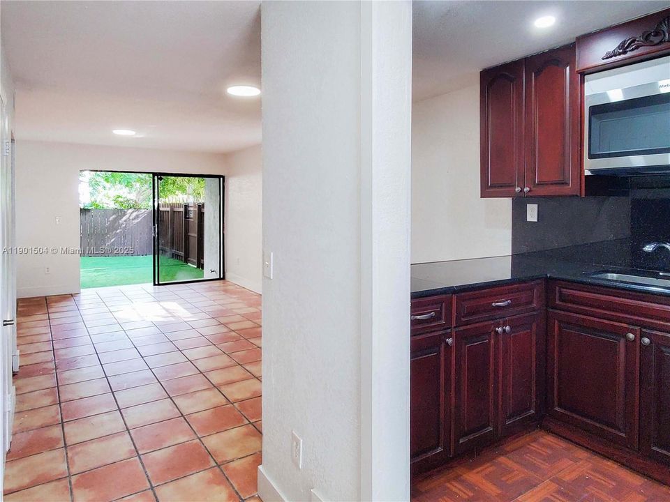 For Rent: $2,400 (2 beds, 1 baths, 1000 Square Feet)