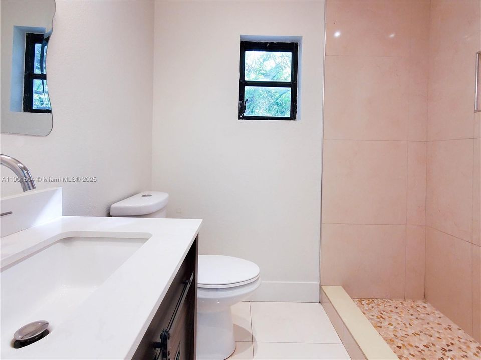 For Rent: $2,400 (2 beds, 1 baths, 1000 Square Feet)