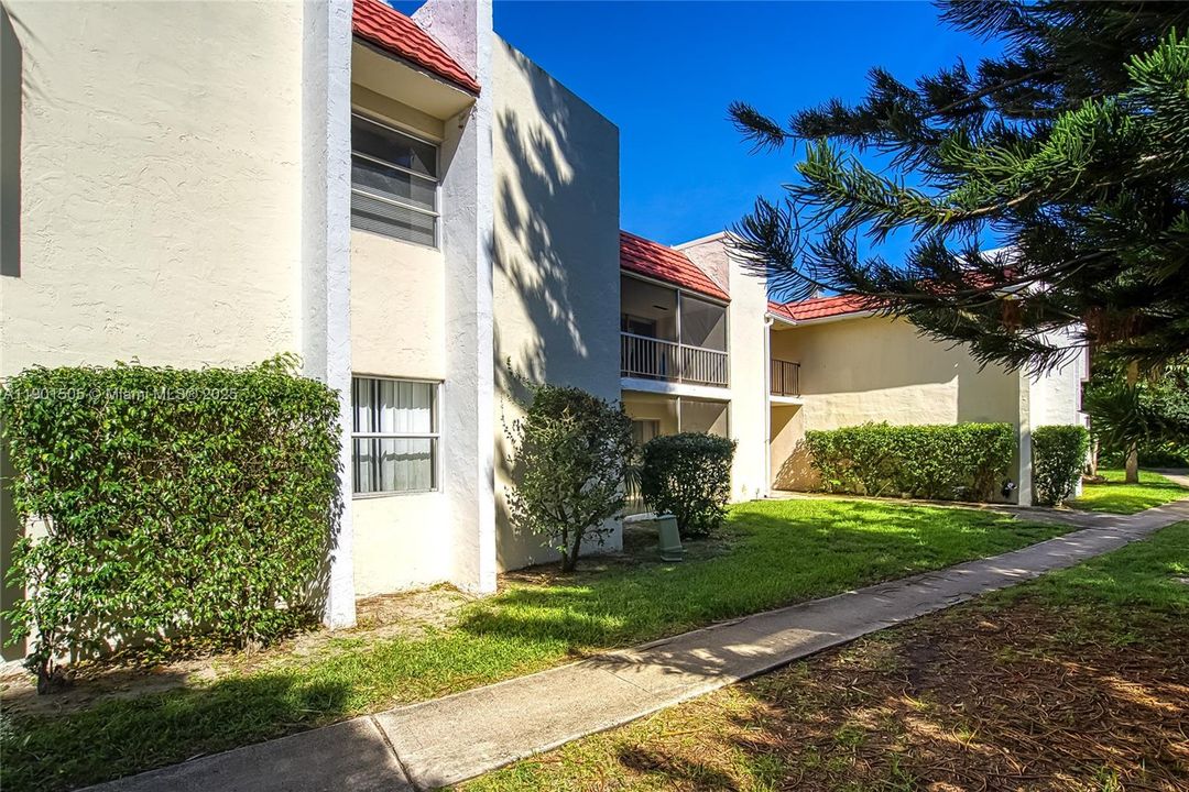 Recently Rented: $1,900 (2 beds, 2 baths, 995 Square Feet)