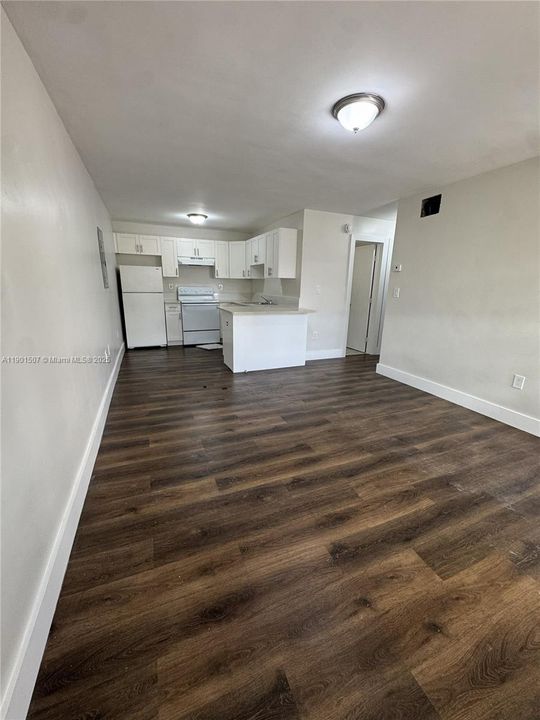 For Rent: $1,800 (2 beds, 1 baths, 739 Square Feet)