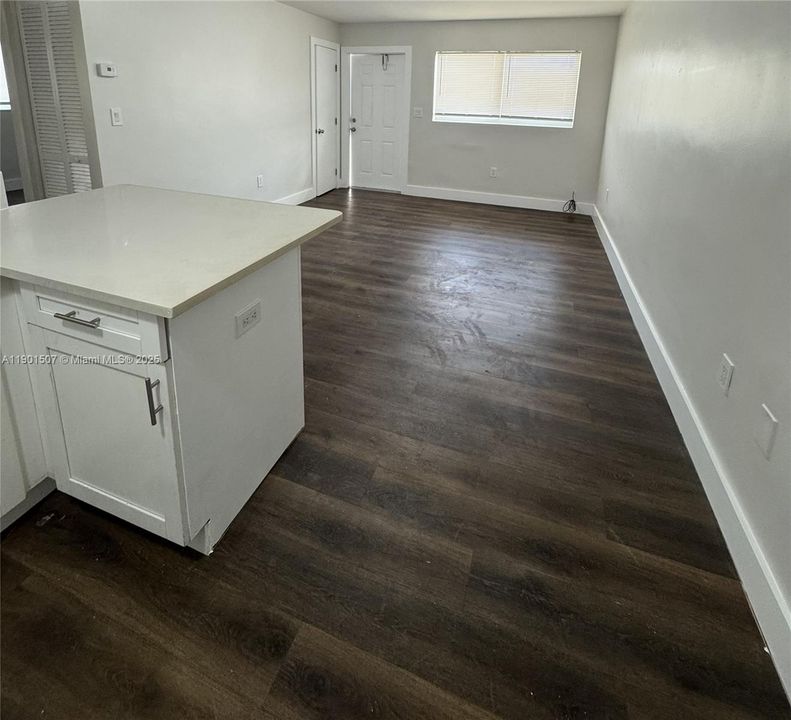 For Rent: $1,800 (2 beds, 1 baths, 739 Square Feet)