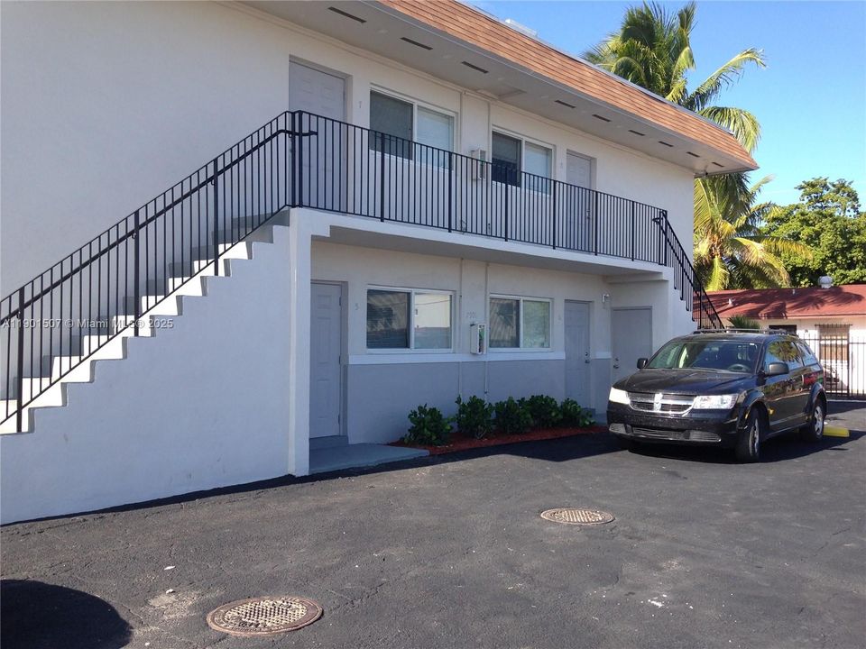 For Rent: $1,800 (2 beds, 1 baths, 739 Square Feet)