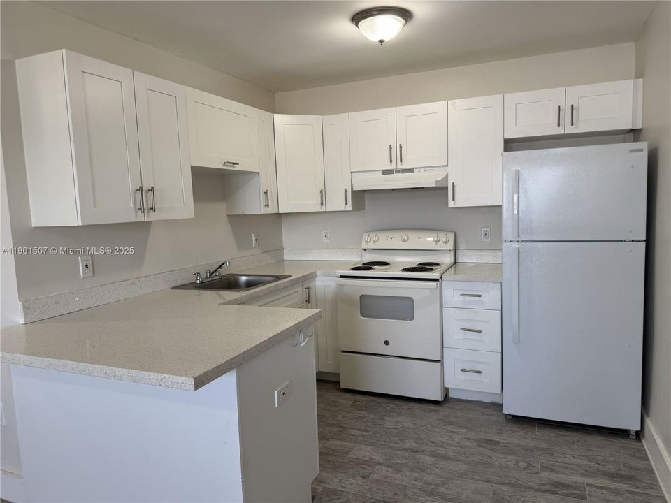 For Rent: $1,800 (2 beds, 1 baths, 739 Square Feet)