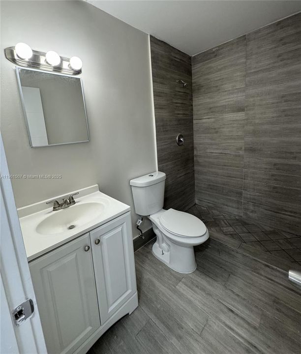 For Rent: $1,800 (2 beds, 1 baths, 739 Square Feet)