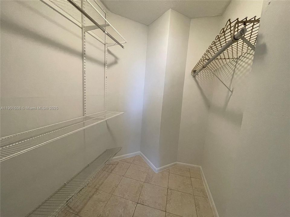 For Rent: $1,800 (1 beds, 1 baths, 672 Square Feet)