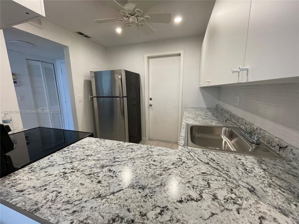 For Rent: $1,800 (1 beds, 1 baths, 672 Square Feet)