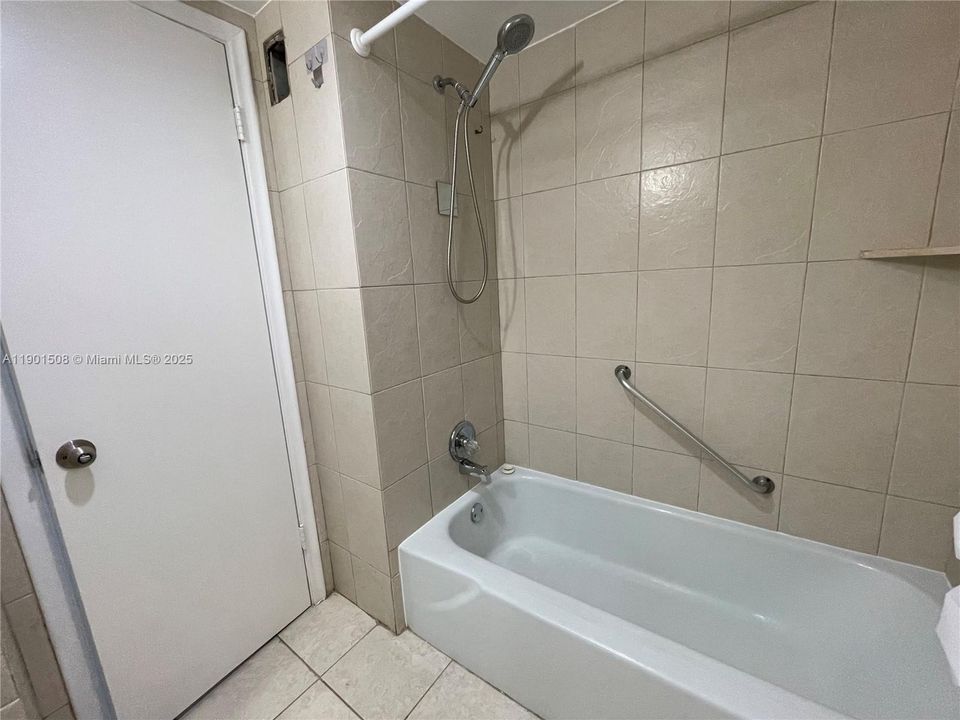 For Rent: $1,800 (1 beds, 1 baths, 672 Square Feet)