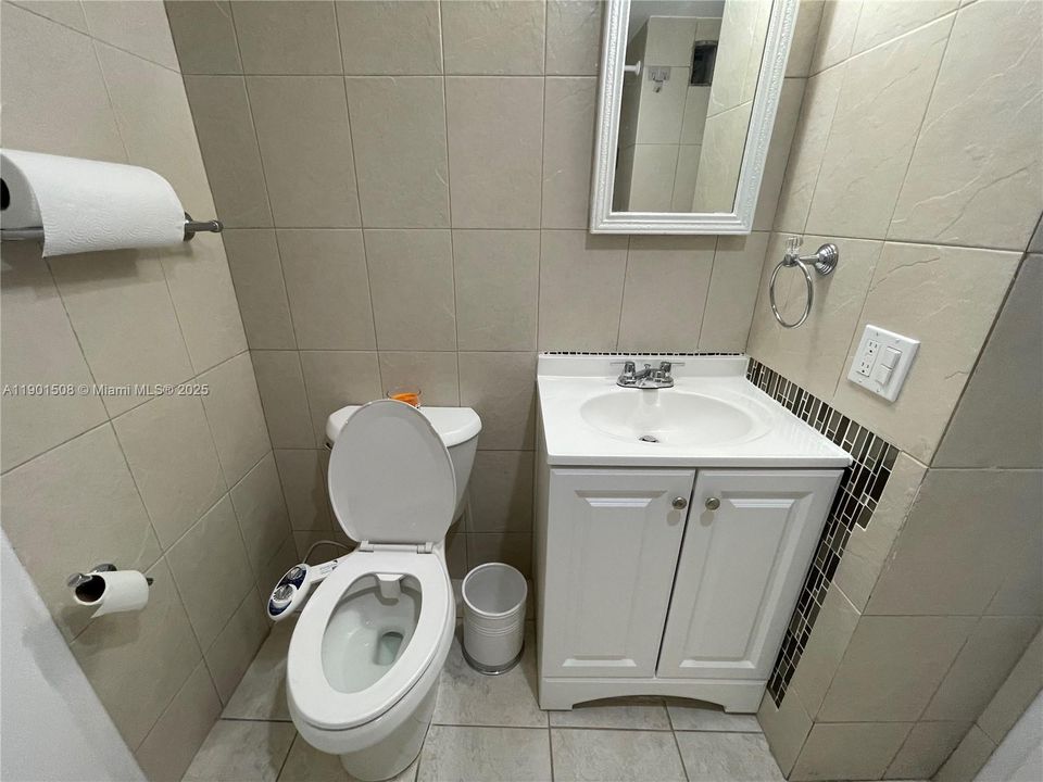 For Rent: $1,800 (1 beds, 1 baths, 672 Square Feet)