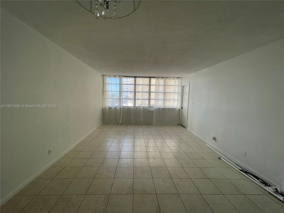 For Rent: $1,800 (1 beds, 1 baths, 672 Square Feet)