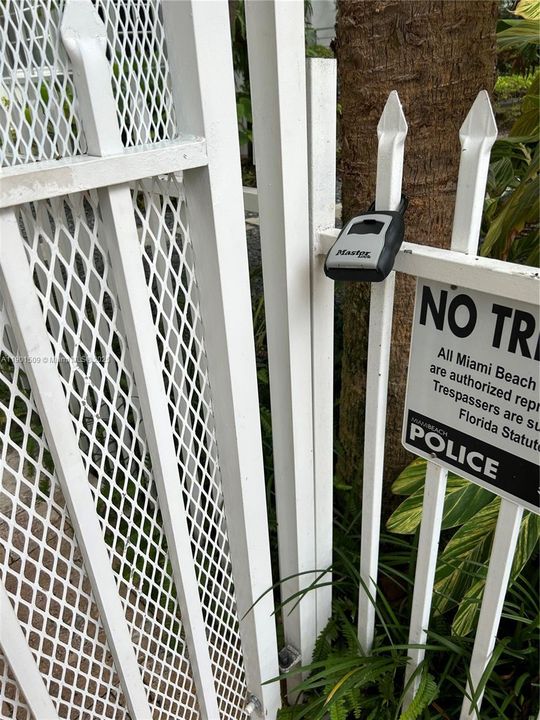 Active With Contract: $1,500 (1 beds, 1 baths, 440 Square Feet)