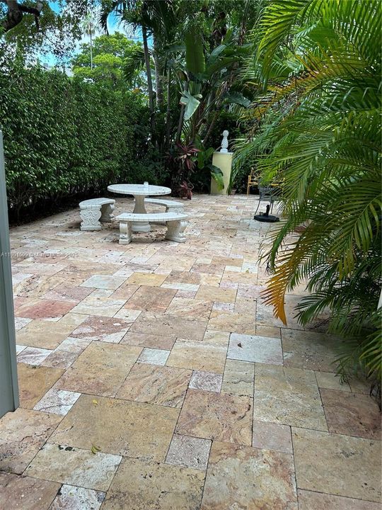 Active With Contract: $1,500 (1 beds, 1 baths, 440 Square Feet)