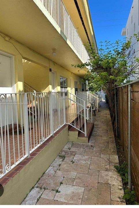 Active With Contract: $1,500 (1 beds, 1 baths, 440 Square Feet)