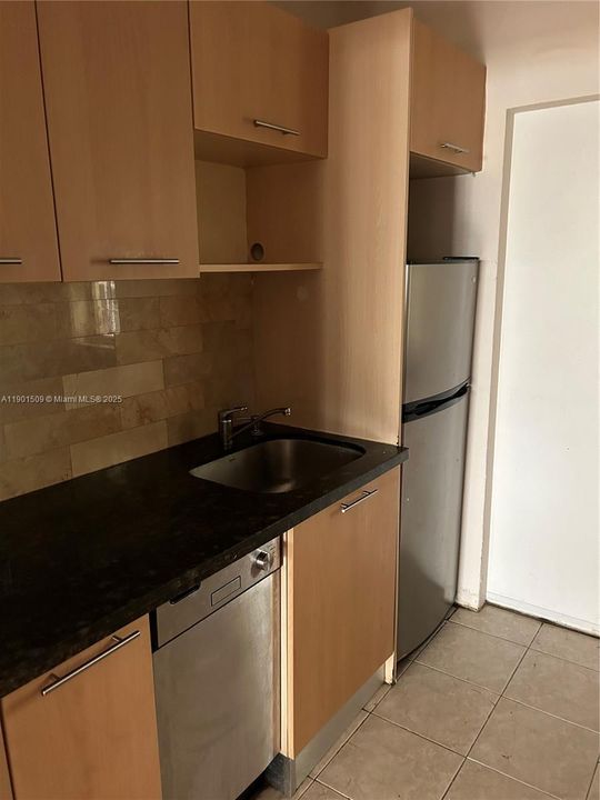 Active With Contract: $1,500 (1 beds, 1 baths, 440 Square Feet)